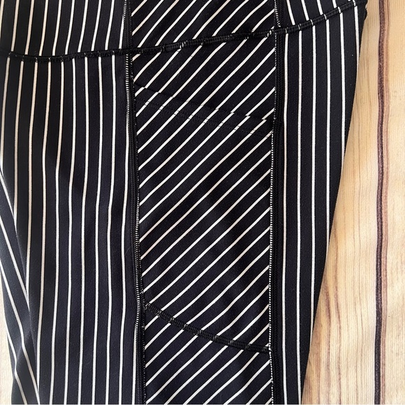 Victorias Secret On Point Flow Black & White Striped Athletic Bike Shorts - Picture 5 of 10